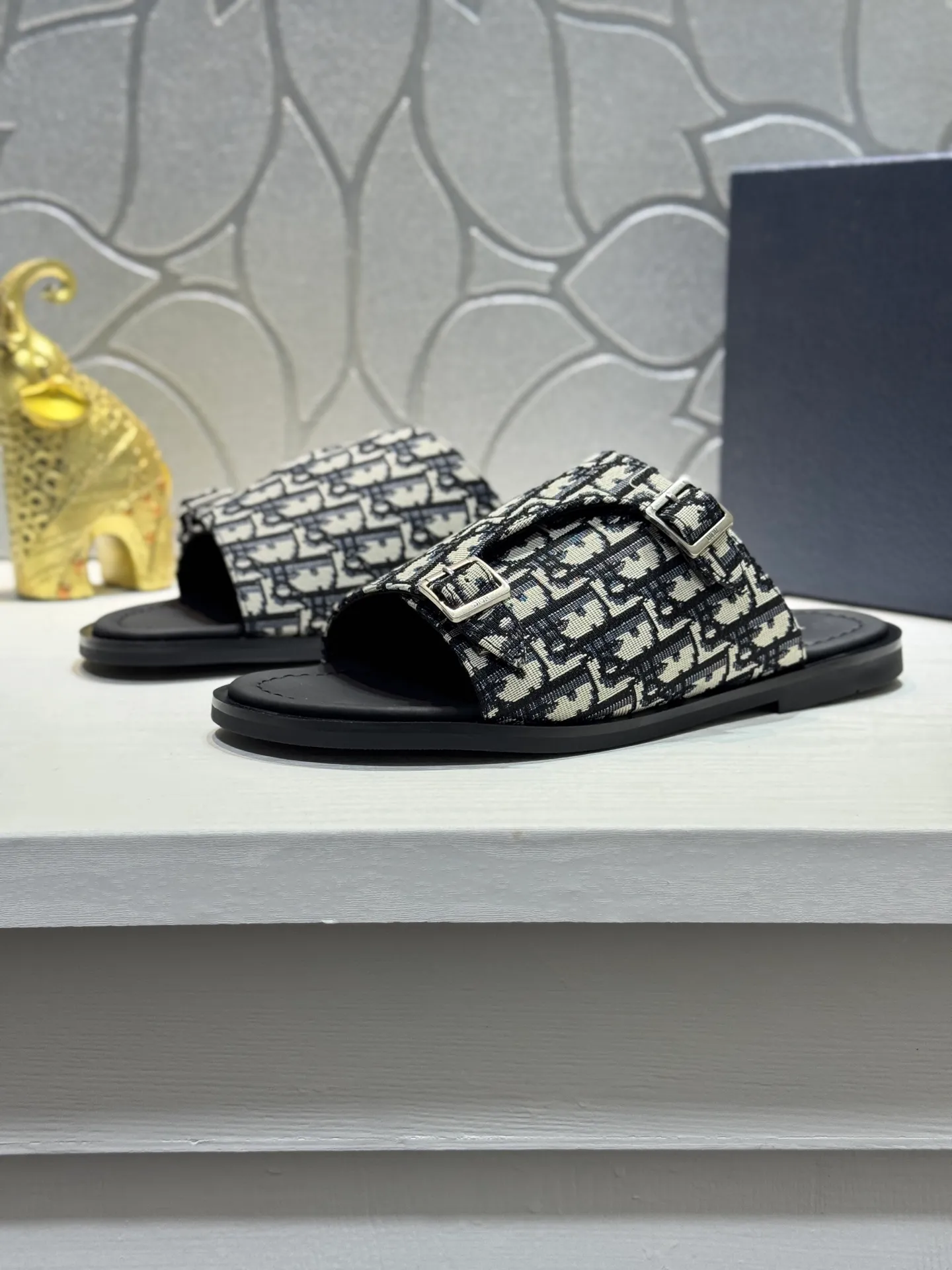 Men's men's shoes 💰320 [New style] 🦇🦇𝐂𝐡𝐫𝐢𝐬𝐭𝐢𝐚𝐧 𝐃𝐢𝐨𝐫 Dior slippers - the latest hot sandals, classic sandals, original replicas, super durable and versatile, cowhide leather with hardware accessories, very comfortable on the feet Look slim and white. Original molded outsole size: 38-44 (.45. Customized